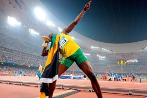 乐鱼体育在线下载-中学篮球课程加入比赛录像分析提升战术理解与实战意识，中学篮球课教学视频