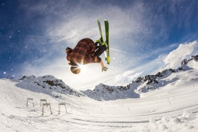 乐鱼体育官网投注-皮特·卡普尔的突破速度与精准传球，使袋鼠队反击效率提高，皮尔斯和卡特