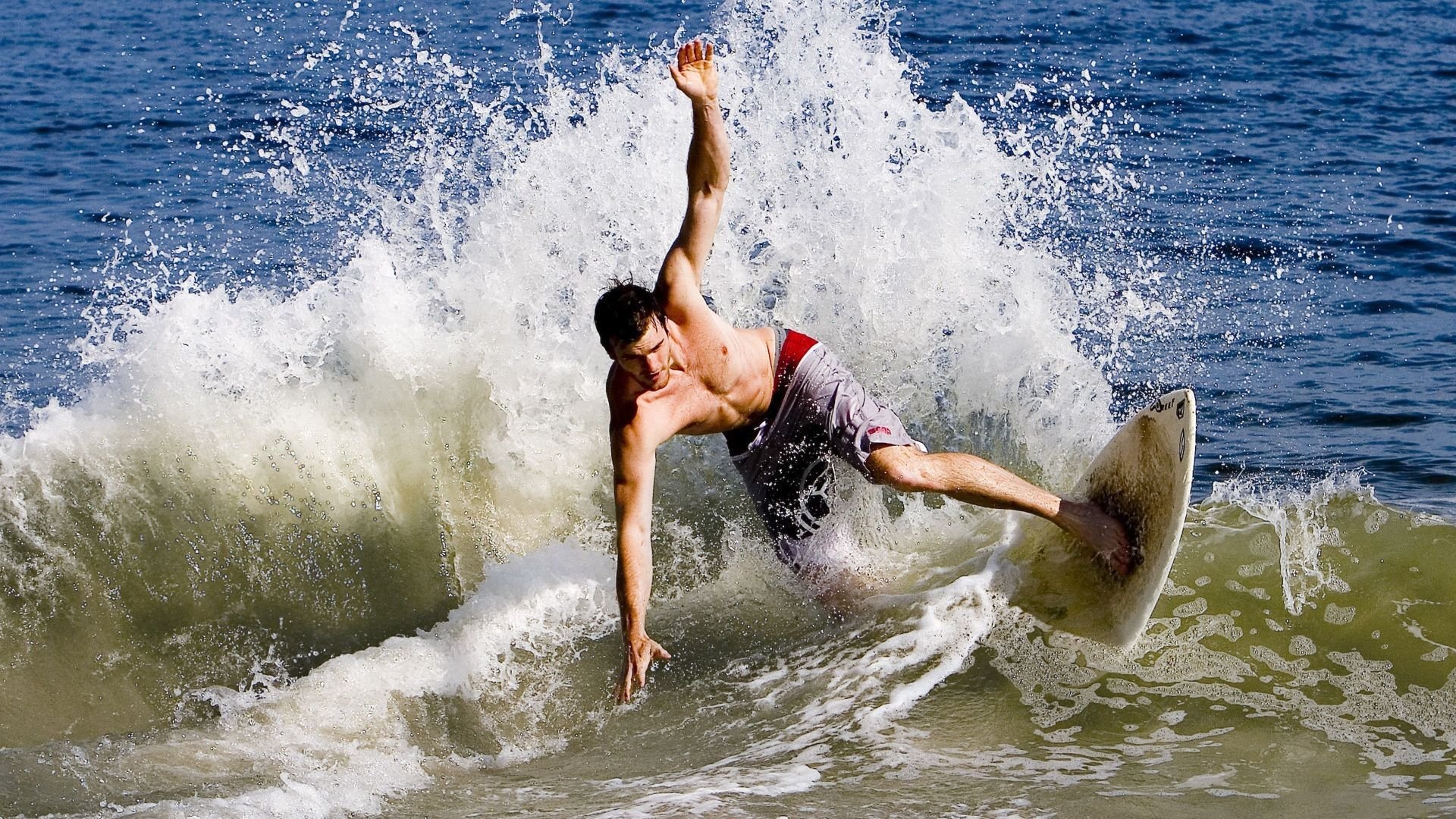 搏击台上选手实力对决精彩纷呈,搏击擂台